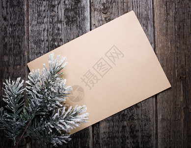 木制背景上的圣诞树卡片图片