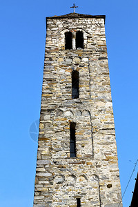 墙壁和教堂塔的古老抽象石像阳图片