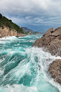 美丽的海景海边的岩石图片