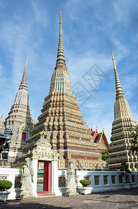 泰国蓝天的宝塔图片