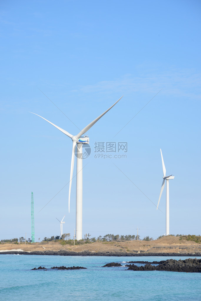 济州岛海边的风力发电机图片