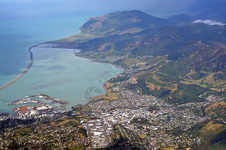 新西兰纳尔逊市港口马里纳和环绕山图片