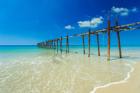 蓝天沙滩上的长木桥图片