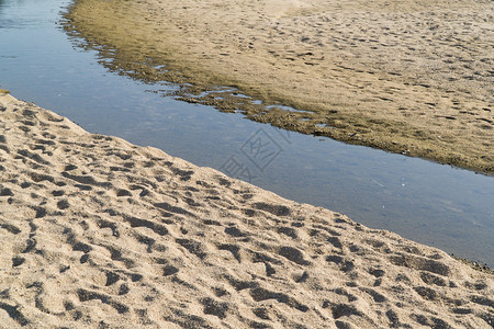 河边弯曲的小溪和沙子图片