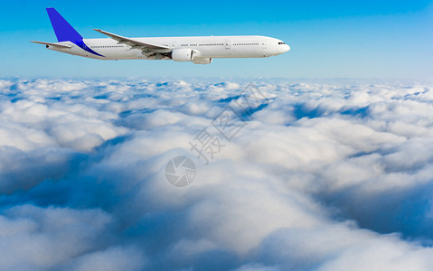 在蓝天的客机图片