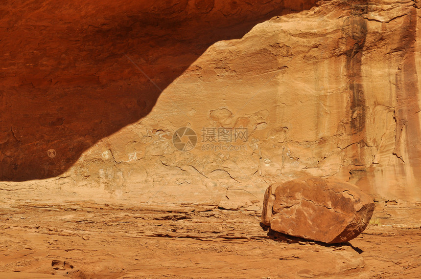 纪念碑谷的古代岩画图片