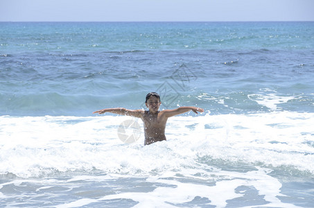 夏日快乐孩子在海滩上图片