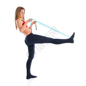 用绳子伸展运动的女人图片