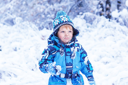 在美丽的冬日小孩儿在户背景图片