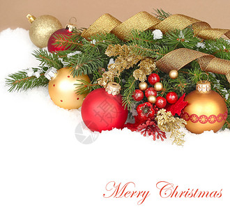 红色和金色圣诞球在圣诞树的枝图片
