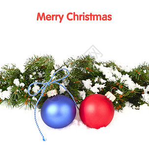 红色和蓝色的圣诞球在白色背景的圣诞树的白雪图片