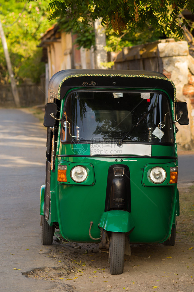 在斯里兰卡贾夫纳等待顾客的绿色人力车图片