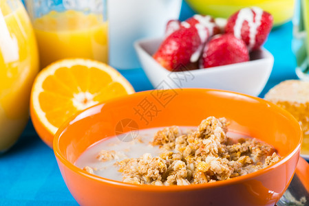 牛奶什锦早餐配新鲜水果和橙汁图片