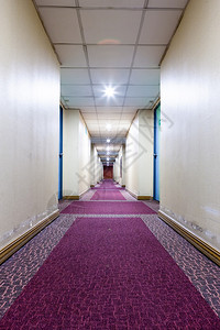 大建筑中长的走廊背景图片