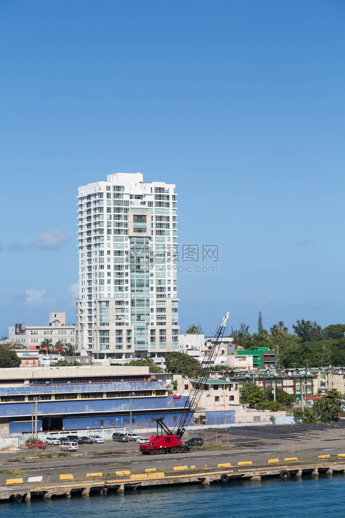 波多黎各高楼公寓大楼圣胡安前的一座红色建筑起重机图片