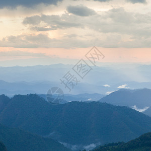 云雾缭绕的山脉高山复杂早晚有雾图片