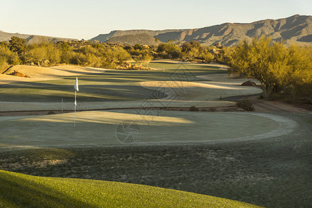 从高尔夫球场洞的掩体沙陷中可以看到惊人的沙漠景观和图片