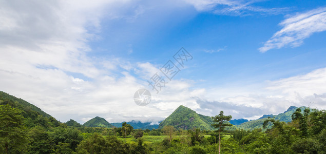 蓝天空背景的山地景观和云雾泰图片