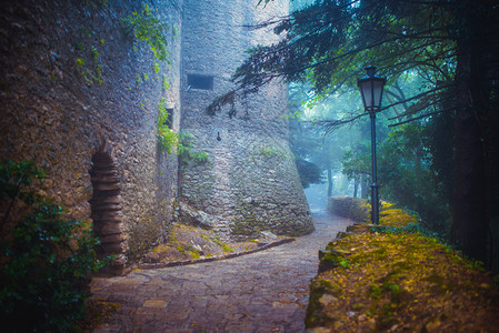 中世纪小镇圣马力诺的雾图片