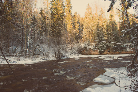 冰雪结冰的冬季河流景观复古图片