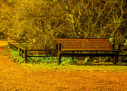 晚上公园里的红色长椅图片