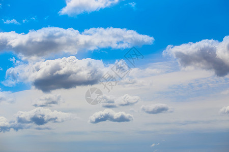 蓝天上美丽的白色积云图片