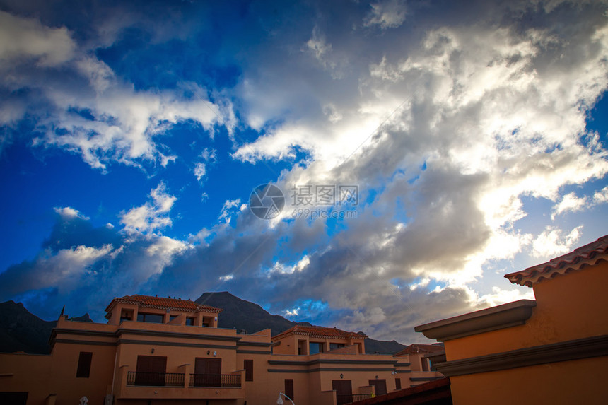 热带小镇和蓝天白云蓬松的图片图片