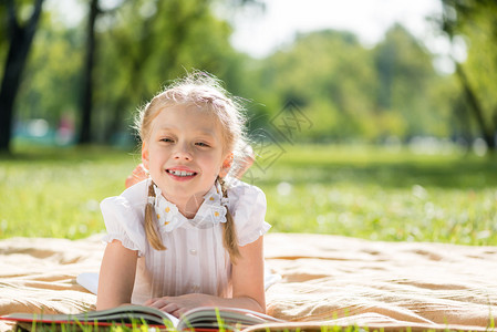 夏日公园看书的小可爱女孩图片