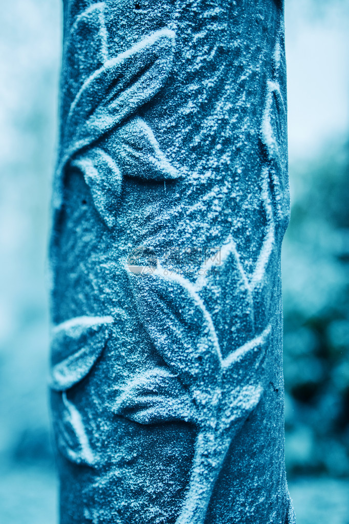 覆盖旧传统豪华街道灯塔的冬季霜冻条图片