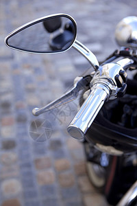 广场上摩托车的镜子图片