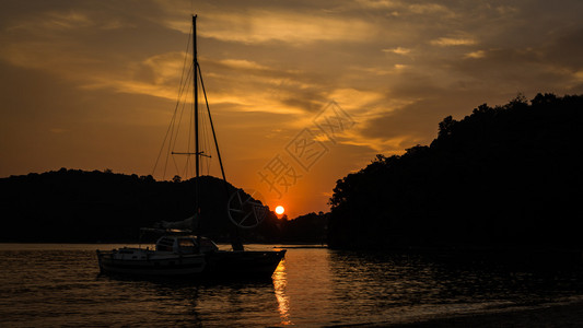 泰国普吉岛AoYon湾日落时海上帆船图片