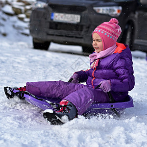 冬天女孩滑雪在图片