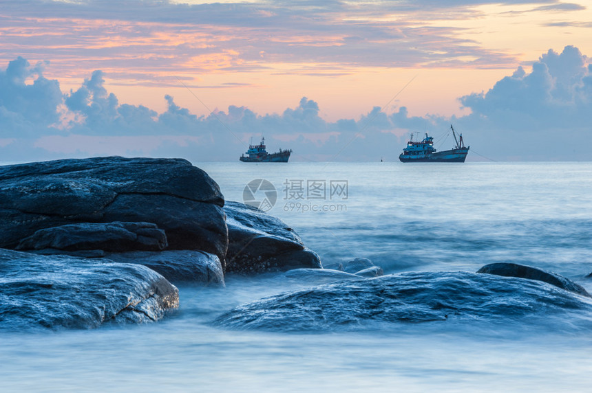 泰国海中的岩石图片