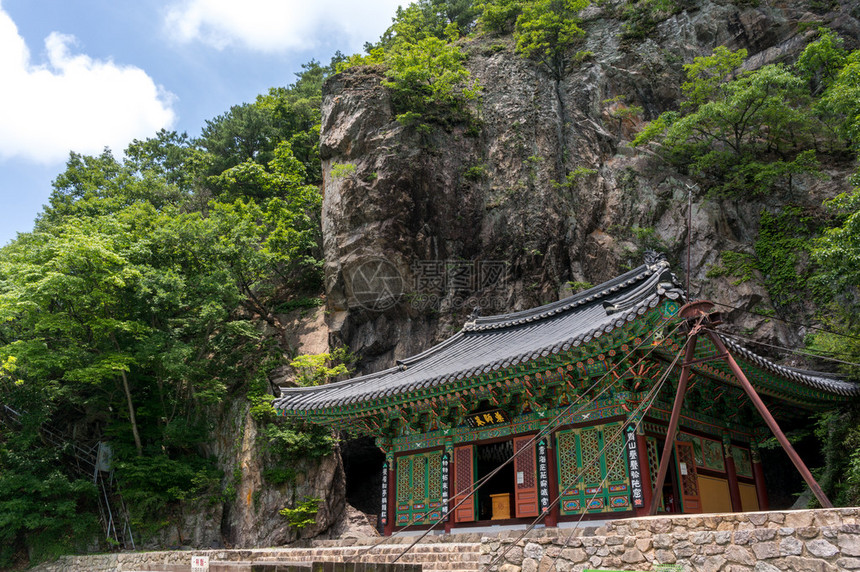 悬崖下的一个小寺庙被带往图片