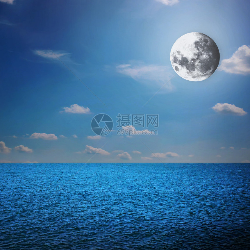 夜月光下的美丽海景图片