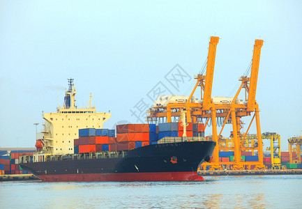 商业船舶和货物集装箱在港口用于进出口和货运图片