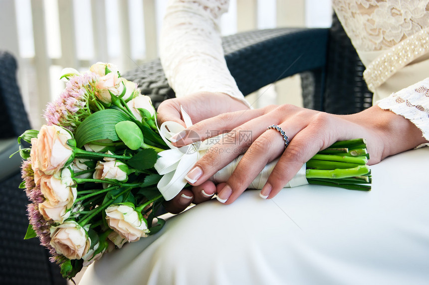 新娘手中的鲜花束图片
