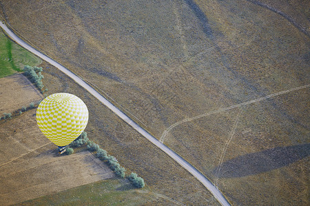 空中气球在陆地上空飞图片