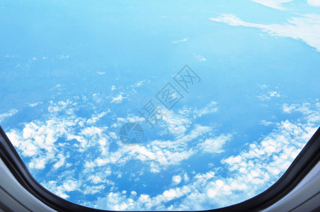 从飞机的窗户鸟瞰图片