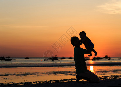 日落时父亲和女儿在图片