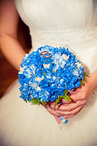 新娘拿着一束蓝色和白色花束的花束这些图片