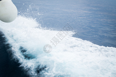 暑假在蓝色地中海航行的小船暴风雨前从船上看大海游艇航行游艇在海图片