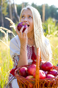 咬苹果的女孩图片