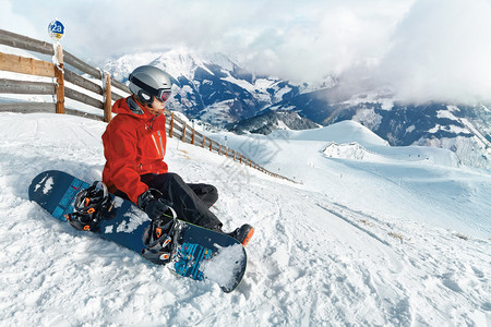 男子滑雪车冬季山地全景的图片
