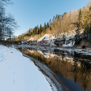 冬季冰冻的河水图片