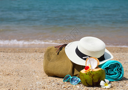 草帽太阳眼镜海滩毛巾图片