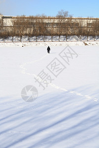 积雪中脚印图片