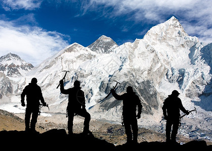 KalaPatthar的珠穆朗玛峰和男人的剪影图片