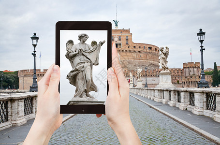 旅行概念在意大利罗马圣天使桥上用移动小工具拍摄天图片