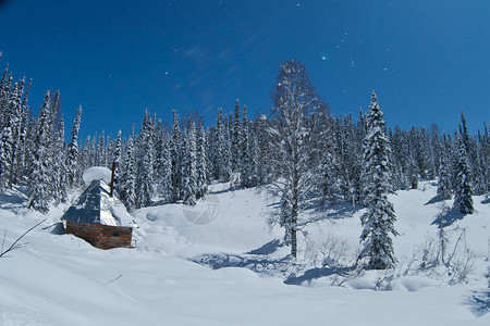 冬天森林里的小房子图片